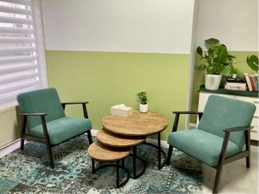 Praktijkruimte van Agata Kulesza in Roosendaal met twee fauteuils en een tafel